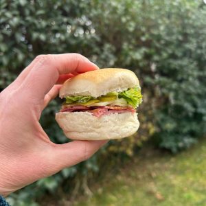 Galería catering y banquetería gourmet – Tapaditos ciabatta pastrami lechuga pepinillos