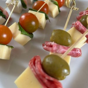 Galería catering y banquetería gourmet – pinchos de queso mantecoso y mozzarella