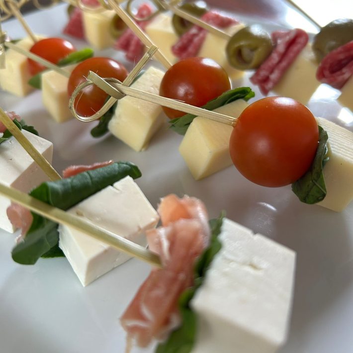 pinchos de queso cabra o mozzarella