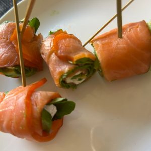 Galería catering y banquetería gourmet – rollitos de salmón