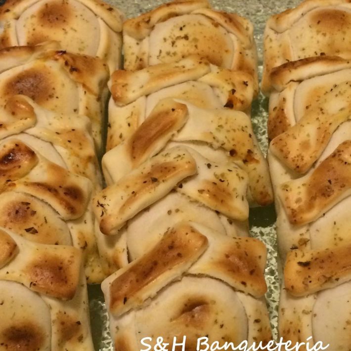 Banquetería gourmet en Santiago: mini empanaditas doradas listas para servir