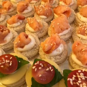 Canapés de salmón y canapés queso tomate albahaca en pan de miga — cóctel elegante en Las Condes, Marie Gourmet