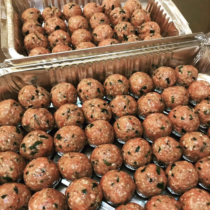 kebabs de carne con nueces y salsa, ideales para eventos y catering