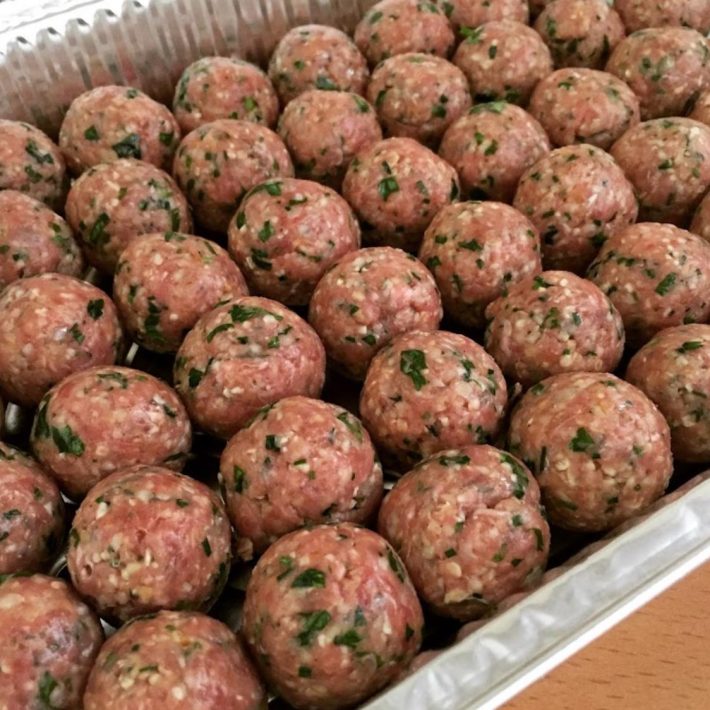 kebabs de carne con nueces, acompáñalos de salsa de yogurt. deliciosos