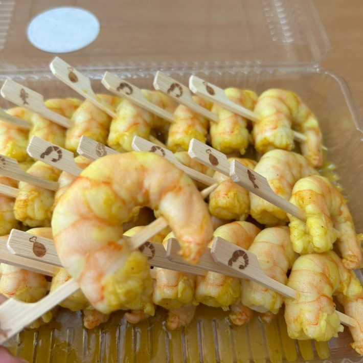 Pinchos de camarones marinados, ricos, saludables, ideales para eventos