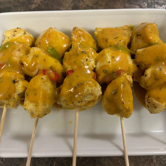 Brochetas de pollo a la mostaza, ideales para eventos a la hora de almuerzo