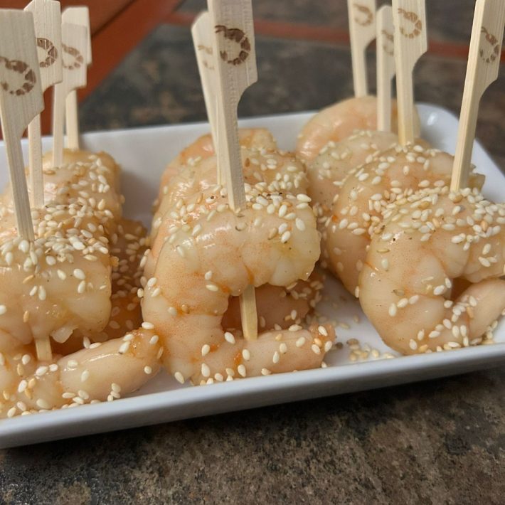 Pinchos de camarones, ideales para cóctel gourmet. Se acompañan de salsa