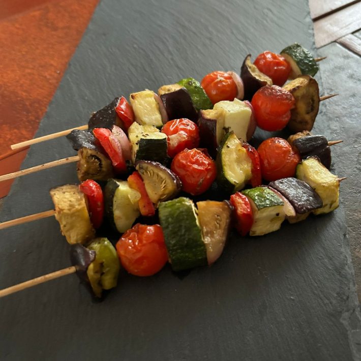 Brochetas de verduras para servir calientes