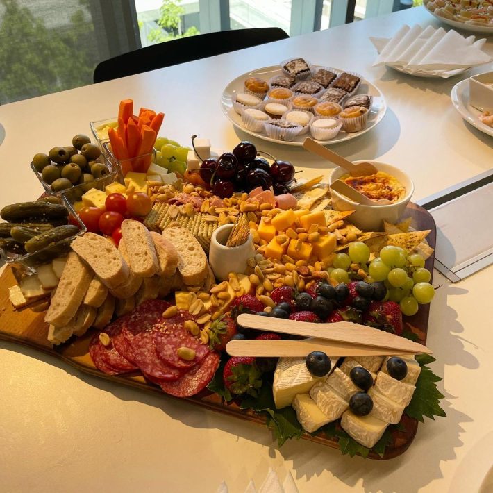 Tabla con montaje para evento corporativo