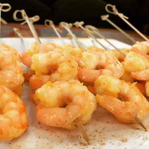 Brochetas de camarones evento corporativo