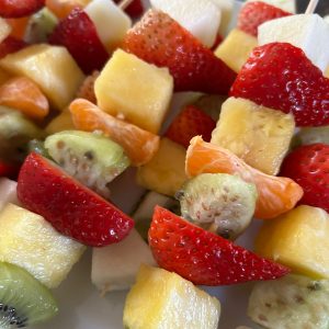 Brochetas de frutas evento La Reina