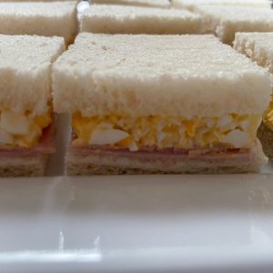 Tapaditos en pan de miga banquetería corporativa