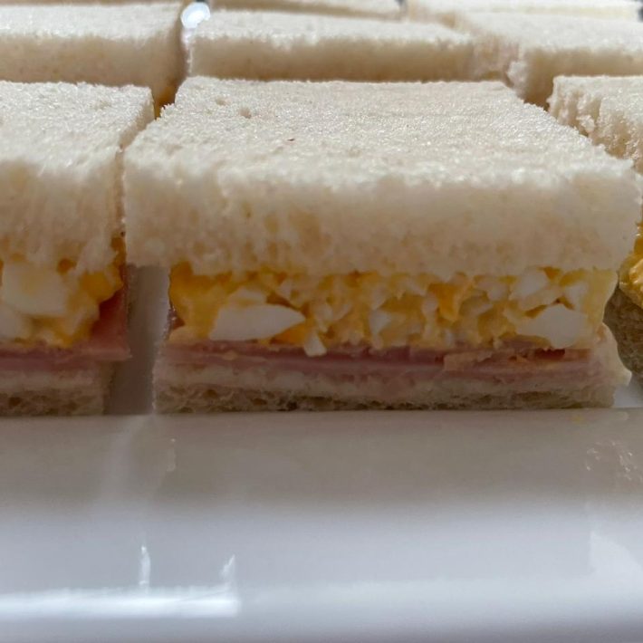 Tapaditos mini en pan miga banquetería corporativa