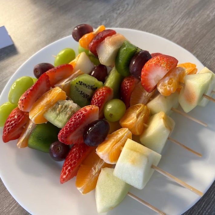 Brochetas de frutas para desayunos o coffee break
