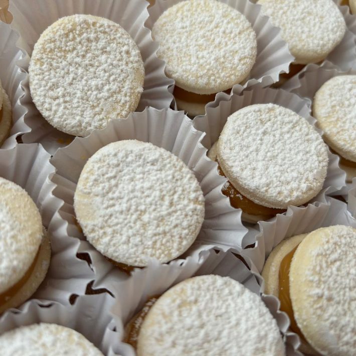 Mini alfajores de maicena en Santiago, suaves y rellenos con manjar. Perfectos para cócteles, eventos y mesas dulces.