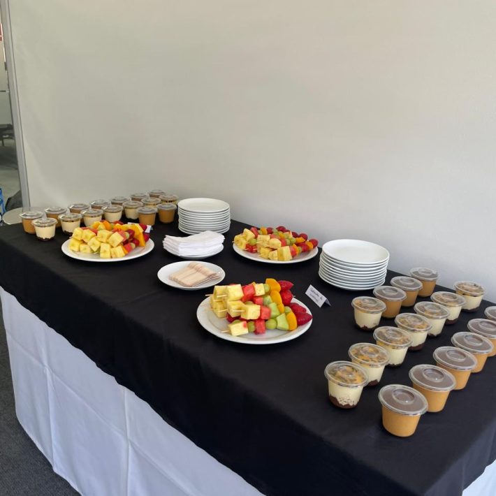 Brochetas de frutas para brunch corporativo