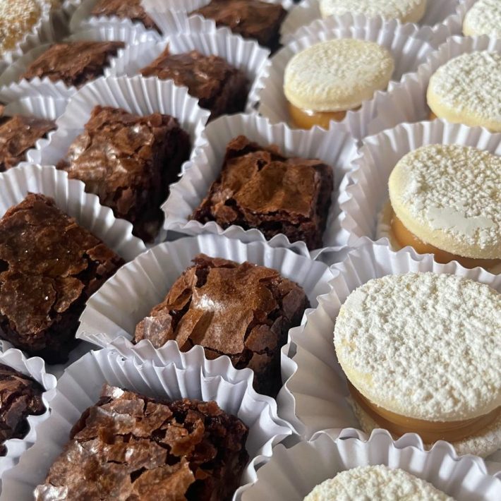 Mini brownies y mini alfajores de maicena