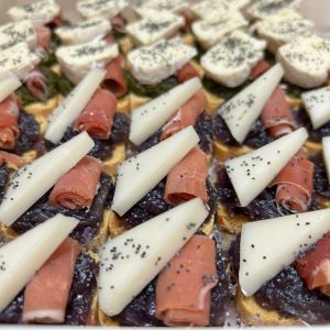 Crostinis cebolla caramelizada jamón serrano queso de cabra